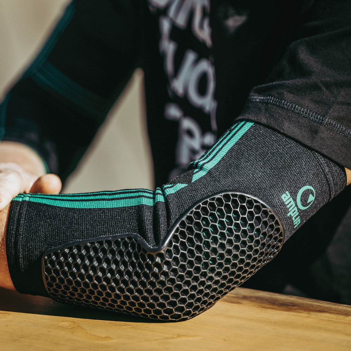 AMPLIFI MKX Elbow
